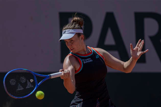 2026 French Open - Day Three Linda Noskova returns the ball against Maria Sakkari at Roland Garros Grand Slam Tournament Day 03 on May 26, 2026 in Paris, France. Paris France  Copyright: xRobertxSzaniszlox originalFilename:szaniszlo-notitle260526_npHcN.jpg