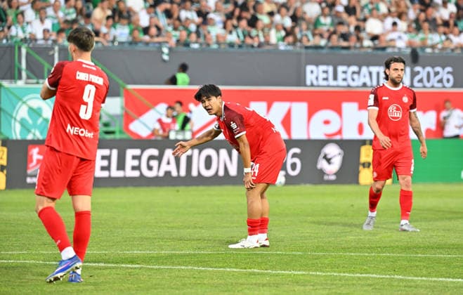 26.05.2026 - Fussball - Saison 2025 2026 - Relegation 2. Fussball Bundesliga - Rückspiel: SpVgg Greuther Fürth ( Kleeblatt ) - Rot Weiss Essen RWE - Sportfoto Zink MeZi - xmexzix - DFL regulations prohibit any use of photographs as image sequences and or quasi-video - only for editorial use - Jaka Cuber Potocnik (9, Rot-Weiss Essen ) Kaito Mizuta (24, Rot-Weiss Essen ) Jose Enrique Rios Alonso (23, Rot-Weiss Essen, rechts ) enttäuscht Enttäuschung