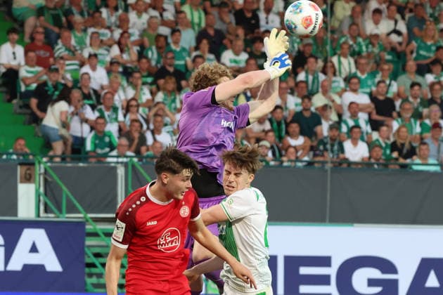 26.05.2026, xrekx, Fussball 2.Bundesliga Relegation, SpVgg Greuther Fuerth - Rot-Weiss Essen v.l. Jaka Cuber Potocnik (Rot-Weiss Essen) Silas Prüfrock Pruefrock (SpVgg Greuther Fuerth) Luca Itter (SpVgg Greuther Fuerth) Zweikampf, Aktion, action, battle for the ball (DFL DFB REGULATIONS PROHIBIT ANY USE OF PHOTOGRAPHS as IMAGE SEQUENCES and or QUASI-VIDEO) Fuerth