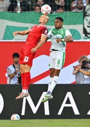 26.05.2026 - Fussball - Saison 2025 2026 - Relegation 2. Fussball Bundesliga - Hinspiel: SpVgg Greuther Fürth ( Kleeblatt ) - Rot Weiss Essen RWE - Sportfoto Zink - xwoxzix - DFL regulations prohibit any use of photographs as image sequences and or quasi-video - only for editorial use - Tobias Kraulich (33, Rot-Weiss Essen ) Sacha Banse Bansé (6, SpVgg Greuther Fürth )