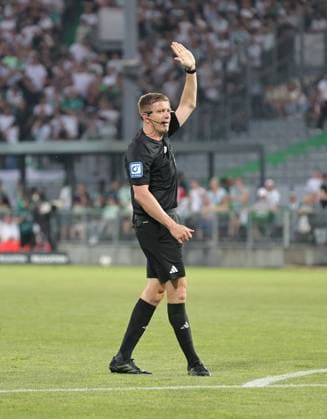 26.05.2026 - Fussball - Saison 2025 2026 - Relegation 2. Fussball Bundesliga - Rückspiel: SpVgg Greuther Fürth ( Kleeblatt ) - Rot Weiss Essen RWE - Sportfoto Zink DaMa - xdaxmax - DFL regulations prohibit any use of photographs as image sequences and or quasi-video - only for editorial use - Robert Schröder (Schiedsrichter) zeigt an gestikuliert dirigiert gibt Anweisungen