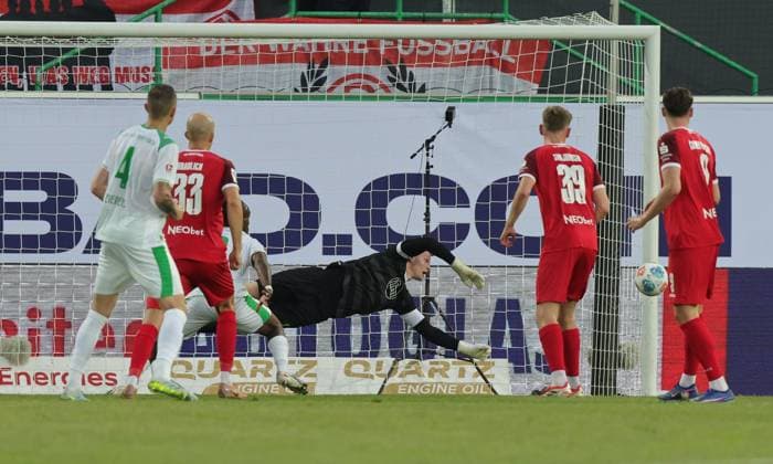 26.05.2026 - Fussball - Saison 2025 2026 - Relegation 2. Fussball Bundesliga - Rückspiel: SpVgg Greuther Fürth ( Kleeblatt ) - Rot Weiss Essen RWE - Sportfoto Zink DaMa - xdaxmax - DFL regulations prohibit any use of photographs as image sequences and or quasi-video - only for editorial use - Jakob Golz (1, Rot-Weiss Essen ) hält Ball