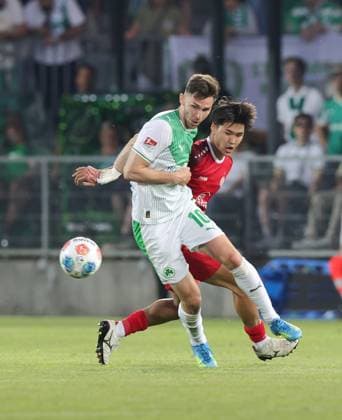 26.05.2026 - Fussball - Saison 2025 2026 - Relegation 2. Fussball Bundesliga - Rückspiel: SpVgg Greuther Fürth ( Kleeblatt ) - Rot Weiss Essen RWE - Sportfoto Zink DaMa - xdaxmax - DFL regulations prohibit any use of photographs as image sequences and or quasi-video - only for editorial use - Branimir Hrgota (10, SpVgg Greuther Fürth ) Kaito Mizuta (24, Rot-Weiss Essen )