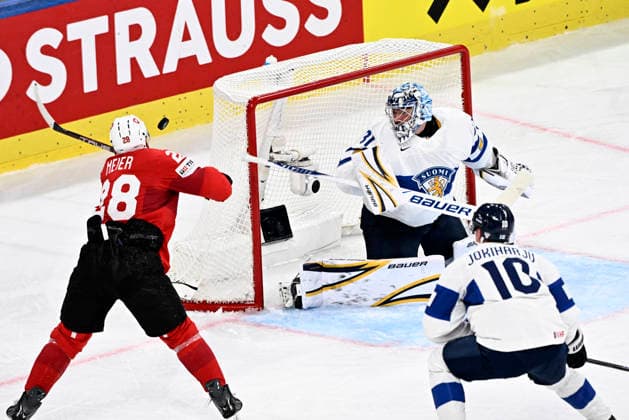 LKS 20260526 Timo Meier (L) of Switzerland try to score against goalkeeper Justus Annunen of Finland during the 2026 IIHF Ice hockey, Eishockey World Championships preliminary round group A match between Switzerland and Finland in Zurich on May 26, 2026. - RONI REKOMAA Zürich Switzerland Z4n8eiyAWCU  Copyright: xRonixRekomaax Z4n8eiyAWCU