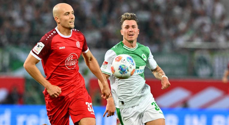 26.05.2026 - Fussball - Saison 2025 2026 - Relegation 2. Fussball Bundesliga - Hinspiel: SpVgg Greuther Fürth ( Kleeblatt ) - Rot Weiss Essen RWE - Sportfoto Zink - xwoxzix - DFL regulations prohibit any use of photographs as image sequences and or quasi-video - only for editorial use - Tobias Kraulich (33, Rot-Weiss Essen ) Felix Klaus (30, SpVgg Greuther Fürth )