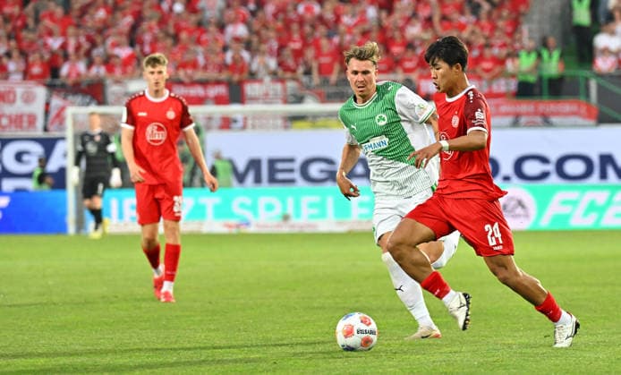 26.05.2026 - Fussball - Saison 2025 2026 - Relegation 2. Fussball Bundesliga - Rückspiel: SpVgg Greuther Fürth ( Kleeblatt ) - Rot Weiss Essen RWE - Sportfoto Zink MeZi - xmexzix - DFL regulations prohibit any use of photographs as image sequences and or quasi-video - only for editorial use - Felix Klaus (30, SpVgg Greuther Fürth ) Kaito Mizuta (24, Rot-Weiss Essen, rechts )
