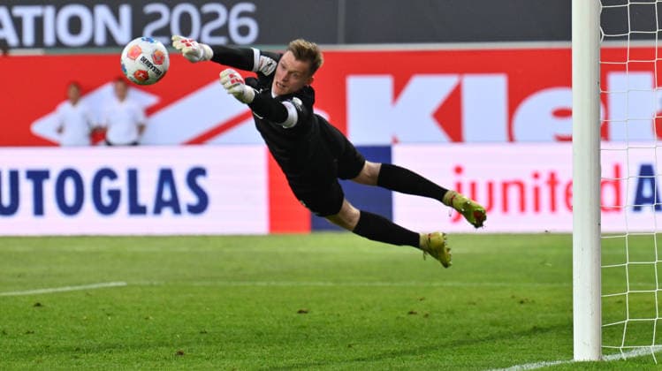 26.05.2026 - Fussball - Saison 2025 2026 - Relegation 2. Fussball Bundesliga - Hinspiel: SpVgg Greuther Fürth ( Kleeblatt ) - Rot Weiss Essen RWE - Sportfoto Zink - xwoxzix - DFL regulations prohibit any use of photographs as image sequences and or quasi-video - only for editorial use - Jakob Golz (1, Rot-Weiss Essen )