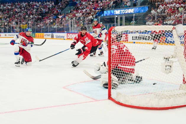 FRIBOURG, SWITZERLAND - MAY 26: Dominik Kubalik of Czechia L) scores against goalkeeper Jet Greaves of Canada during the 2026 IIHF Ice hockey, Eishockey World Championship, WM, Weltmeisterschaft Switzerland game between Czechia and Canada at BCF Arena on May 26, 2026 in Fribourg, Fribourg. Fribourg BCF Arena Fribourg Switzerland Copyright: xJustPictures.ch JarixPestelaccix jp-en-EuSpIm-JP6_JAR_Czechia_Canada_26May2026_00053