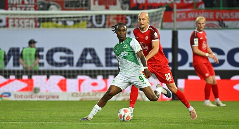 26.05.2026 - Fussball - Saison 2025 2026 - Relegation 2. Fussball Bundesliga - Rückspiel: SpVgg Greuther Fürth ( Kleeblatt ) - Rot Weiss Essen RWE - Sportfoto Zink MeZi - xmexzix - DFL regulations prohibit any use of photographs as image sequences and or quasi-video - only for editorial use - Noel Futkeu (9, SpVgg Greuther Fürth ) vor Tobias Kraulich (33, Rot-Weiss Essen )