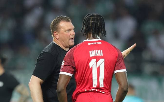 26.05.2026 - Fussball - Saison 2025 2026 - Relegation 2. Fussball Bundesliga - Rückspiel: SpVgg Greuther Fürth ( Kleeblatt ) - Rot Weiss Essen RWE - Sportfoto Zink DaMa - xdaxmax - DFL regulations prohibit any use of photographs as image sequences and or quasi-video - only for editorial use - Uwe Koschinat (Trainer Rot-Weiss Essen ) gibt Anweisungen an Dickson Abiama (11, Rot-Weiss Essen )