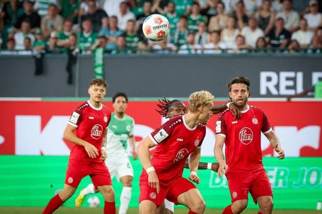 Aktion zwischen Noel Futkeu 9 (Spvgg Greuther Fuerth) und Essener Spielern, SpVgg Greuther Fuerth vs. Rot-Weiss Essen, Fussball, Maenner, Relegation, 2. Bundesliga, DFL, Saison 2025 2026, Rueckspiel, 26.05.2026 DFB regulations prohibit any use of photographs as image sequences and or quasi-video Fuerth Bayern Deutschland