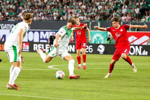 Felix Klaus 30 (Spvgg Greuther Fuerth) in Aktion gegen Michael Kostka 2 (Rot-Weiss Essen), SpVgg Greuther Fuerth vs. Rot-Weiss Essen, Fussball, Maenner, Relegation, 2. Bundesliga, DFL, Saison 2025 2026, Rueckspiel, 26.05.2026 DFB regulations prohibit any use of photographs as image sequences and or quasi-video Fuerth Bayern Deutschland