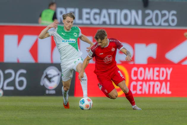 Fürth, Deutschland 26. Mai 2026: Relegation 2. BL - 2025 2026 - Rückspiel - SpVgg Greuther Fürth gegen Rot-Weiss Essen Im Bild: v. li. im Zweikampf Luca Itter (SpVgg) und Jannik Hofmann (RWE) DFL regulations prohibit any use of photographs as image sequences and or quasi-video Sportpark Ronhof Bayern Copyright: xFotostandx xSchäferx