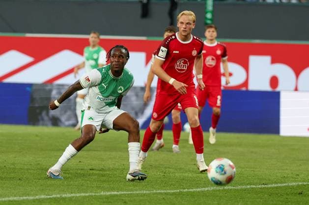 Noel Futkeu 9 (Spvgg Greuther Fuerth) und Ben Huening 15 (Rot-Weiss Essen) in Aktion, SpVgg Greuther Fuerth vs. Rot-Weiss Essen, Fussball, Maenner, Relegation, 2. Bundesliga, DFL, Saison 2025 2026, Rueckspiel, 26.05.2026 DFB regulations prohibit any use of photographs as image sequences and or quasi-video Fuerth Bayern Deutschland