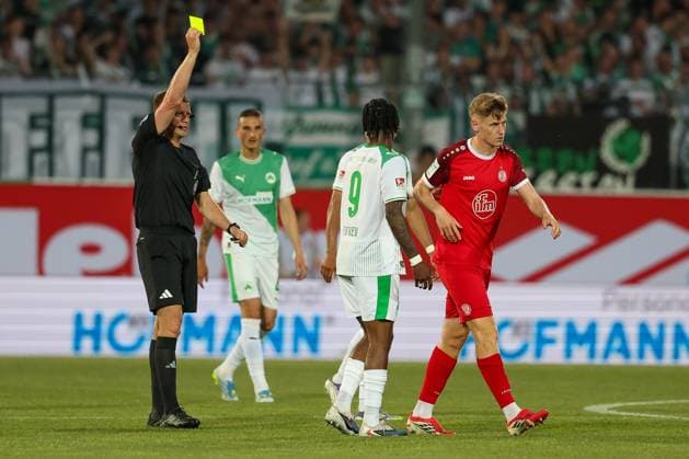 Referee Schiedsrichter Robert Schroeder zeigt Gianluca Swajkowski 39 (Rot-Weiss Essen) die gelbe Karte, SpVgg Greuther Fuerth vs. Rot-Weiss Essen, Fussball, Maenner, Relegation, 2. Bundesliga, DFL, Saison 2025 2026, Rueckspiel, 26.05.2026 DFB regulations prohibit any use of photographs as image sequences and or quasi-video Fuerth Bayern Deutschland