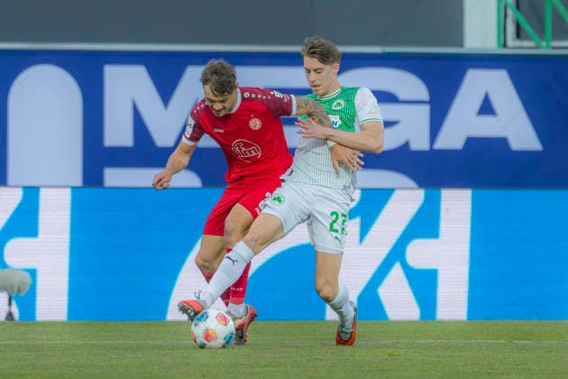 Fürth, Deutschland 26. Mai 2026: Relegation 2. BL - 2025 2026 - Rückspiel - SpVgg Greuther Fürth gegen Rot-Weiss Essen Im Bild: v. li. im Zweikampf Jannik Hofmann (RWE) und Luca Itter (SpVgg) DFL regulations prohibit any use of photographs as image sequences and or quasi-video Sportpark Ronhof Bayern Copyright: xFotostandx xSchäferx