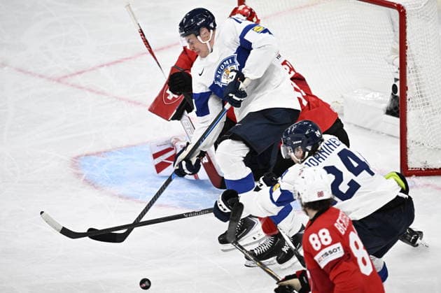 LKS 20260526 Waltteri Merelä and Hannes Björninen of Finland fail to score against goalkeeper Reto Berra of Switzerland during the 2026 IIHF Ice hockey, Eishockey World Championships preliminary round group A match between Switzerland and Finland in Zurich on May 26, 2026. - RONI REKOMAA Zürich Switzerland IewOOvnPtCY  Copyright: xRonixRekomaax IewOOvnPtCY