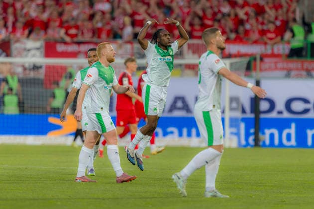Fürth, Deutschland 26. Mai 2026: Relegation 2. BL - 2025 2026 - Rückspiel - SpVgg Greuther Fürth gegen Rot-Weiss Essen Im Bild: 2. v.li. Torschütze Noel Futkeu (SpVgg) jubelt nach seinem Tor zum 1:0 mit seinen Mannschaftskollegen, DFL regulations prohibit any use of photographs as image sequences and or quasi-video Sportpark Ronhof Bayern Copyright: xFotostandx xSchäferx