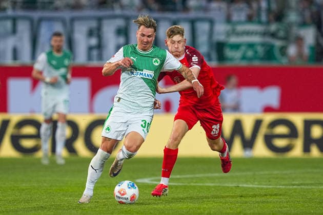 26.05.2026, xydrx, Herren, Fußball, Relegation Rückspiel, 2.Bundesliga, SpVgg Greuther Fürth - Rot-Weiss Essen, Saison 2025 2026, Sportpark Ronhof: Felix Klaus (SpVgg Greuther Fürth, 30) im Zweikampf gegen Gianluca Swajkowski (Rot-Weiss Essen, 39) DFB regulations prohibit any use of photographs as image sequences and or quasi-video. Copyright: HMBxMedia YannisxDreimann