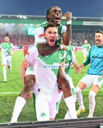 26.05.2026 - Fussball - Saison 2025 2026 - Relegation 2. Fussball Bundesliga - Hinspiel: SpVgg Greuther Fürth ( Kleeblatt ) - Rot Weiss Essen RWE - Sportfoto Zink - xwoxzix - DFL regulations prohibit any use of photographs as image sequences and or quasi-video - only for editorial use - Torjubel Jubel Freude nach Treffer Tor Torschuß zum 2:0 durch Branimir Hrgota (10, SpVgg Greuther Fürth ) -. Branimir Hrgota (10, SpVgg Greuther Fürth ) Noel Futkeu (9, SpVgg Greuther Fürth )