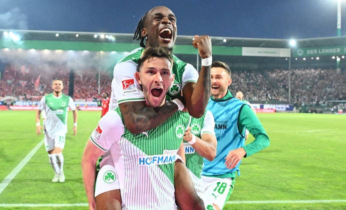 26.05.2026 - Fussball - Saison 2025 2026 - Relegation 2. Fussball Bundesliga - Hinspiel: SpVgg Greuther Fürth ( Kleeblatt ) - Rot Weiss Essen RWE - Sportfoto Zink - xwoxzix - DFL regulations prohibit any use of photographs as image sequences and or quasi-video - only for editorial use - Torjubel Jubel Freude nach Treffer Tor Torschuß zum 2:0 durch Branimir Hrgota (10, SpVgg Greuther Fürth ) -. Branimir Hrgota (10, SpVgg Greuther Fürth ) Noel Futkeu (9, SpVgg Greuther Fürth )