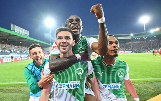 26.05.2026 - Fussball - Saison 2025 2026 - Relegation 2. Fussball Bundesliga - Hinspiel: SpVgg Greuther Fürth ( Kleeblatt ) - Rot Weiss Essen RWE - Sportfoto Zink - xwoxzix - DFL regulations prohibit any use of photographs as image sequences and or quasi-video - only for editorial use - Torjubel Jubel Freude nach Treffer Tor Torschuß zum 2:0 durch Branimir Hrgota (10, SpVgg Greuther Fürth ) -. Felix Higl (18, SpVgg Greuther Fürth ) Branimir Hrgota (10, SpVgg Greuther Fürth ) Noel Futkeu (9, SpVgg Greuther Fürth ) Sacha Banse Bansé (6, SpVgg Greuther Fürth )