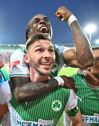 26.05.2026 - Fussball - Saison 2025 2026 - Relegation 2. Fussball Bundesliga - Hinspiel: SpVgg Greuther Fürth ( Kleeblatt ) - Rot Weiss Essen RWE - Sportfoto Zink - xwoxzix - DFL regulations prohibit any use of photographs as image sequences and or quasi-video - only for editorial use - Torjubel Jubel Freude nach Treffer Tor Torschuß zum 2:0 durch Branimir Hrgota (10, SpVgg Greuther Fürth ) -. Torjubel Jubel Freude nach Treffer Tor Torschuß zum 2:0 durch Branimir Hrgota (10, SpVgg Greuther Fürth ) -. Branimir Hrgota (10, SpVgg Greuther Fürth ) Noel Futkeu (9, SpVgg Greuther Fürth )