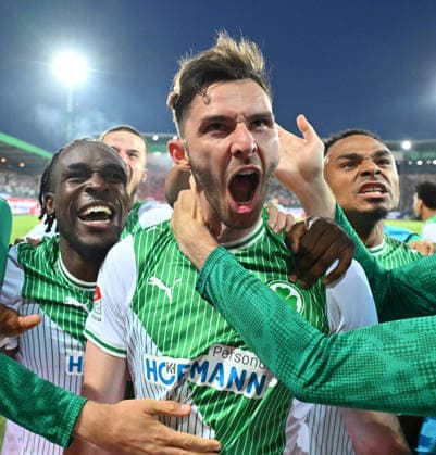 26.05.2026 - Fussball - Saison 2025 2026 - Relegation 2. Fussball Bundesliga - Hinspiel: SpVgg Greuther Fürth ( Kleeblatt ) - Rot Weiss Essen RWE - Sportfoto Zink - xwoxzix - DFL regulations prohibit any use of photographs as image sequences and or quasi-video - only for editorial use - Torjubel Jubel Freude nach Treffer Tor Torschuß zum 2:0 durch Branimir Hrgota (10, SpVgg Greuther Fürth ) -. Noel Futkeu (9, SpVgg Greuther Fürth ) Branimir Hrgota (10, SpVgg Greuther Fürth ) Sacha Banse Bansé (6, SpVgg Greuther Fürth )