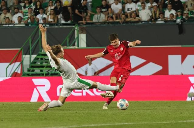 26.05.2026 - Fussball - Saison 2025 2026 - Relegation 2. Fussball Bundesliga - Rückspiel: SpVgg Greuther Fürth ( Kleeblatt ) - Rot Weiss Essen RWE - Sportfoto Zink DaMa - xdaxmax - DFL regulations prohibit any use of photographs as image sequences and or quasi-video - only for editorial use - Michael Kostka (2, Rot-Weiss Essen ) mit Torschuss