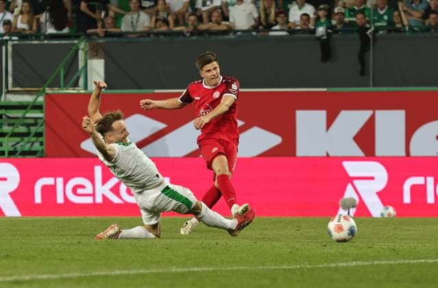 26.05.2026 - Fussball - Saison 2025 2026 - Relegation 2. Fussball Bundesliga - Rückspiel: SpVgg Greuther Fürth ( Kleeblatt ) - Rot Weiss Essen RWE - Sportfoto Zink DaMa - xdaxmax - DFL regulations prohibit any use of photographs as image sequences and or quasi-video - only for editorial use - Michael Kostka (2, Rot-Weiss Essen ) mit Torschuss