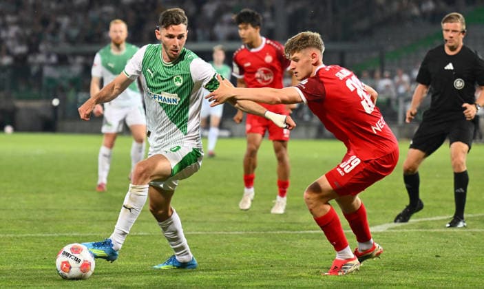 26.05.2026 - Fussball - Saison 2025 2026 - Relegation 2. Fussball Bundesliga - Hinspiel: SpVgg Greuther Fürth ( Kleeblatt ) - Rot Weiss Essen RWE - Sportfoto Zink - xwoxzix - DFL regulations prohibit any use of photographs as image sequences and or quasi-video - only for editorial use - Branimir Hrgota (10, SpVgg Greuther Fürth ) Gianluca Swajkowski (39, Rot-Weiss Essen )