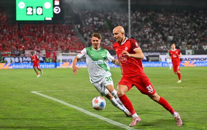 26.05.2026 - Fussball - Saison 2025 2026 - Relegation 2. Fussball Bundesliga - Hinspiel: SpVgg Greuther Fürth ( Kleeblatt ) - Rot Weiss Essen RWE - Sportfoto Zink - xwoxzix - DFL regulations prohibit any use of photographs as image sequences and or quasi-video - only for editorial use - Felix Klaus (30, SpVgg Greuther Fürth ) Tobias Kraulich (33, Rot-Weiss Essen )