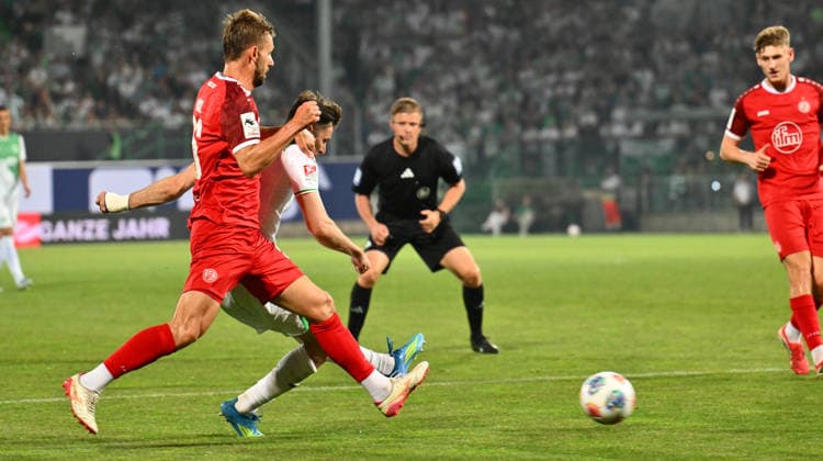 26.05.2026 - Fussball - Saison 2025 2026 - Relegation 2. Fussball Bundesliga - Hinspiel: SpVgg Greuther Fürth ( Kleeblatt ) - Rot Weiss Essen RWE - Sportfoto Zink - xwoxzix - DFL regulations prohibit any use of photographs as image sequences and or quasi-video - only for editorial use - Torben Müsel (26, Rot-Weiss Essen ) Branimir Hrgota (10, SpVgg Greuther Fürth )