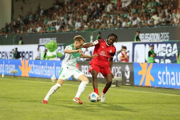 Ein Spieler von Rot-Weiss Essen behauptet den Ball im Zweikampf gegen einen Spieler von SpVgg Greuther Fürth an der Seitenlinie. Die Trikotnummer des Essener Spielers ist nicht eindeutig lesbar, der Fürther Spieler trägt die Nummer 2. Zweikampf zwischen Rot-Weiss Essen und SpVgg Greuther Fürth
