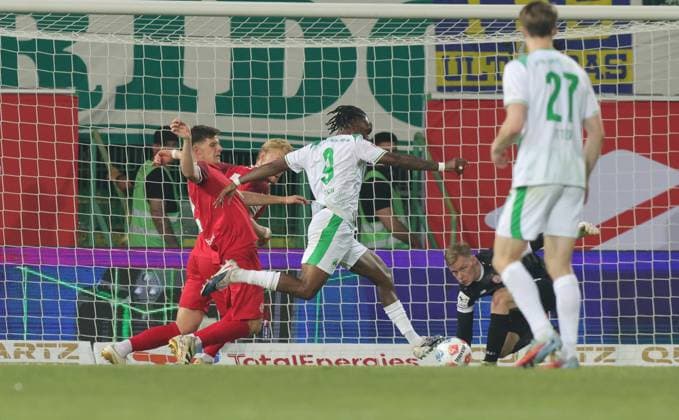 26.05.2026 - Fussball - Saison 2025 2026 - Relegation 2. Fussball Bundesliga - Rückspiel: SpVgg Greuther Fürth ( Kleeblatt ) - Rot Weiss Essen RWE - Sportfoto Zink DaMa - xdaxmax - DFL regulations prohibit any use of photographs as image sequences and or quasi-video - only for editorial use - Noel Futkeu (9, SpVgg Greuther Fürth ) mit Torschuss