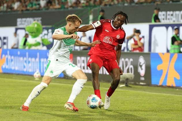 Ein Spieler von SpVgg Greuther Fürth ( 27, Luca Itter) und ein Spieler von Rot-Weiss Essen kämpfen um den Ball. Der Essener Spieler behauptet den Ball mit dem Körper gegen den Fürther Verteidiger. Zweikampf zwischen SpVgg Greuther Fürth und Rot-Weiss Essen