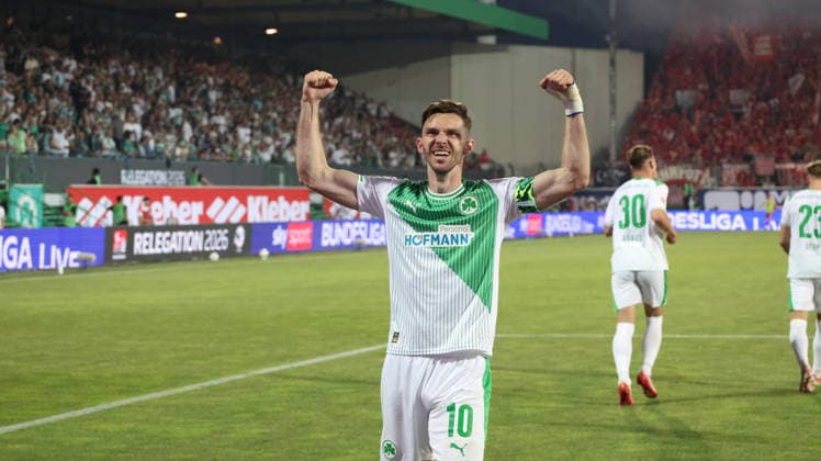 26.05.2026, xrekx, Fussball 2.Bundesliga Relegation, SpVgg Greuther Fuerth - Rot-Weiss Essen v.l. Torjubel nach dem Tor zum celebrating the goal celebrate 2:0 durch Branimir Hrgota (SpVgg Greuther Fuerth) (DFL DFB REGULATIONS PROHIBIT ANY USE OF PHOTOGRAPHS as IMAGE SEQUENCES and or QUASI-VIDEO) Fuerth