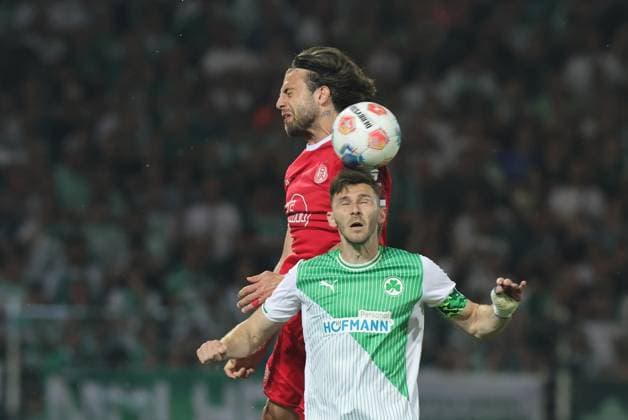 26.05.2026 - Fussball - Saison 2025 2026 - Relegation 2. Fussball Bundesliga - Rückspiel: SpVgg Greuther Fürth ( Kleeblatt ) - Rot Weiss Essen RWE - Sportfoto Zink DaMa - xdaxmax - DFL regulations prohibit any use of photographs as image sequences and or quasi-video - only for editorial use - Jose Enrique Rios Alonso (23, Rot-Weiss Essen ) im Kopfballduell mit Branimir Hrgota (10, SpVgg Greuther Fürth )