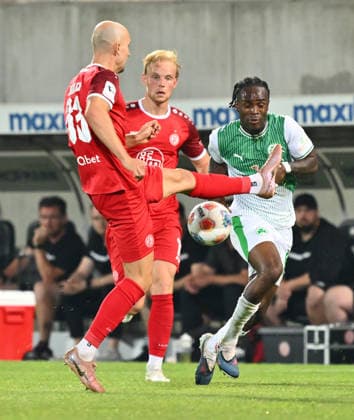 26.05.2026 - Fussball - Saison 2025 2026 - Relegation 2. Fussball Bundesliga - Hinspiel: SpVgg Greuther Fürth ( Kleeblatt ) - Rot Weiss Essen RWE - Sportfoto Zink - xwoxzix - DFL regulations prohibit any use of photographs as image sequences and or quasi-video - only for editorial use - Tobias Kraulich (33, Rot-Weiss Essen ) Noel Futkeu (9, SpVgg Greuther Fürth )