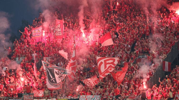 26.05.2026, xrekx, Fussball 2.Bundesliga Relegation, SpVgg Greuther Fuerth - Rot-Weiss Essen v.l. RW Essen Fans ,Stimmung, Schals, Ultras, Zuschauer, Besucher, Choreo, Choreografie, atmosphere, scarves, spectators, visitors pyro (DFL DFB REGULATIONS PROHIBIT ANY USE OF PHOTOGRAPHS as IMAGE SEQUENCES and or QUASI-VIDEO) Fuerth