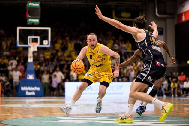 Barmer 2. Basketball Bundesliga ProA Playoffs Halbfinale Spiel 3, Phoenix Hagen - Eisbären Bremerhaven; 26.05.2026 Devin Schmidt (Phoenix Hagen, 8) am Ball, Jannis von Seckendorff (Eisbären Bremerhaven, 90) BARMER 2. Basketball Bundesliga ProA Playoffs Halbfinale Spiel 3, Phoenix Hagen - Eisbären Bremerhaven; Hagen, Ischelandhalle am 26.05.2026 Copyright: xBEAUTIFULxSPORTS Wunderlx