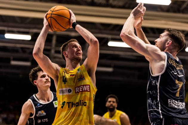 Barmer 2. Basketball Bundesliga ProA Playoffs Halbfinale Spiel 3, Phoenix Hagen - Eisbären Bremerhaven; 26.05.2026 Bjarne Kraushaar (Phoenix Hagen, 4) am Ball, Adrian Breitlauch (Eisbären Bremerhaven, 7) BARMER 2. Basketball Bundesliga ProA Playoffs Halbfinale Spiel 3, Phoenix Hagen - Eisbären Bremerhaven; Hagen, Ischelandhalle am 26.05.2026 Copyright: xBEAUTIFULxSPORTS Wunderlx
