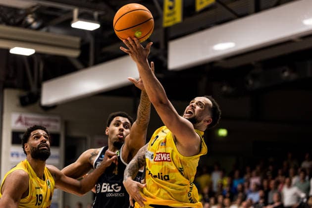 Barmer 2. Basketball Bundesliga ProA Playoffs Halbfinale Spiel 3, Phoenix Hagen - Eisbären Bremerhaven; 26.05.2026 Lucas N Guessan (Phoenix Hagen, 19), Jordan Samare (Eisbären Bremerhaven, 4), Marcus Graves (Phoenix Hagen, 0) im Wurf BARMER 2. Basketball Bundesliga ProA Playoffs Halbfinale Spiel 3, Phoenix Hagen - Eisbären Bremerhaven; Hagen, Ischelandhalle am 26.05.2026 Copyright: xBEAUTIFULxSPORTS Wunderlx