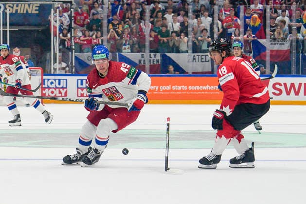 FRIBOURG, SWITZERLAND - MAY 26: Jaroslav Chmelar of Czechia L) against Robert Thomas of Canada R) during the 2026 IIHF Ice hockey, Eishockey World Championship, WM, Weltmeisterschaft Switzerland game between Czechia and Canada at BCF Arena on May 26, 2026 in Fribourg, Fribourg. Fribourg BCF Arena Fribourg Switzerland Copyright: xJustPictures.ch JarixPestelaccix jp-en-EuSpIm-JP6_JAR_Czechia_Canada_26May2026_00092