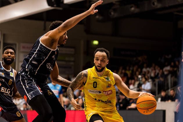 Barmer 2. Basketball Bundesliga ProA Playoffs Halbfinale Spiel 3, Phoenix Hagen - Eisbären Bremerhaven; 26.05.2026 Jordan Samare (Eisbären Bremerhaven, 4), Marcus Graves (Phoenix Hagen, 0) am Ball BARMER 2. Basketball Bundesliga ProA Playoffs Halbfinale Spiel 3, Phoenix Hagen - Eisbären Bremerhaven; Hagen, Ischelandhalle am 26.05.2026 Copyright: xBEAUTIFULxSPORTS Wunderlx