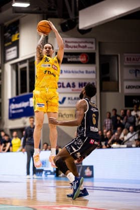 Barmer 2. Basketball Bundesliga ProA Playoffs Halbfinale Spiel 3, Phoenix Hagen - Eisbären Bremerhaven; 26.05.2026 Jeffrey Carroll (Phoenix Hagen, 30) im Wurf, Dreier, Dreipunktewurf, Carlos Deshawn Carter (Eisbären Bremerhaven, 6) BARMER 2. Basketball Bundesliga ProA Playoffs Halbfinale Spiel 3, Phoenix Hagen - Eisbären Bremerhaven; Hagen, Ischelandhalle am 26.05.2026 Copyright: xBEAUTIFULxSPORTS Wunderlx