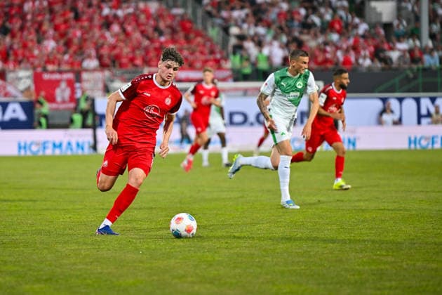 Relagation 2.Bundesliga: SpVgg Greuther Fürth - Rot-Weiss Essen; 26.05.2026 FÜRTH, GERMANY - 26. MAI: am Ball Jaka CUBER POTOCNIK (Rot-Weiss Essen 9) während dem Match zwischen der SpVgg Greuther Fürth und Rot-Weiss Essen beim Rückspiel der Relegation zur 2. Bundesliga im Sportpark Ronhof DFL REGULATIONS PROHIBIT ANY USE OF PHOTOGRAPHS AS IMAGE SEQUENCES AND OR QUASI-VIDEO Copyright: xBEAUTIFULxSPORTS Goldbergx