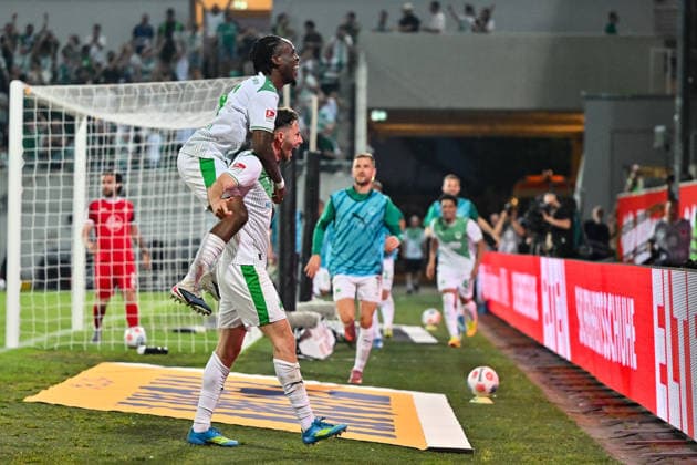 Relagation 2.Bundesliga: SpVgg Greuther Fürth - Rot-Weiss Essen; 26.05.2026 FÜRTH, GERMANY - 26. MAI: Jubel der Fürther nach dem Treffer zum 2-0 durch Branimir HRGOTA (SpVgg Greuther Fuerth 10) Tor Torschuetze Freude Happy während dem Match zwischen der SpVgg Greuther Fürth und Rot-Weiss Essen beim Rückspiel der Relegation zur 2. Bundesliga im Sportpark Ronhof DFL REGULATIONS PROHIBIT ANY USE OF PHOTOGRAPHS AS IMAGE SEQUENCES AND OR QUASI-VIDEO Copyright: xBEAUTIFULxSPORTS Goldbergx