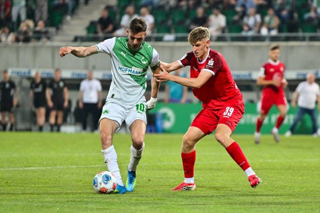 Relagation 2.Bundesliga: SpVgg Greuther Fürth - Rot-Weiss Essen; 26.05.2026 FÜRTH, GERMANY - 26. MAI: im Duell Branimir HRGOTA (SpVgg Greuther Fuerth 10) und Fianluca SWAJKOWSKI (Rot-Weiss Essen 39) während dem Match zwischen der SpVgg Greuther Fürth und Rot-Weiss Essen beim Rückspiel der Relegation zur 2. Bundesliga im Sportpark Ronhof DFL REGULATIONS PROHIBIT ANY USE OF PHOTOGRAPHS AS IMAGE SEQUENCES AND OR QUASI-VIDEO Copyright: xBEAUTIFULxSPORTS Goldbergx