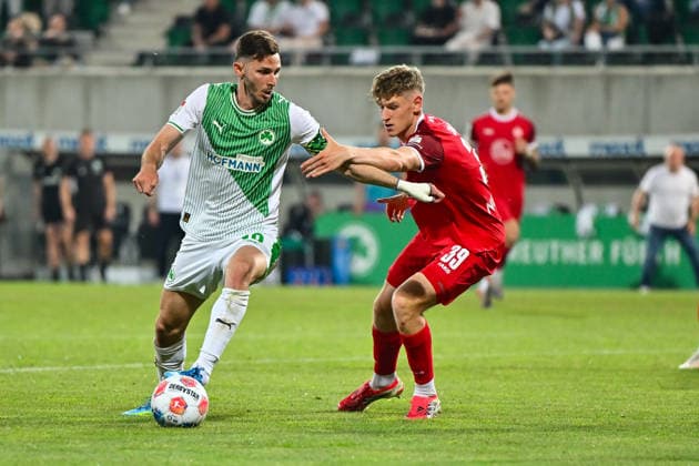 Relagation 2.Bundesliga: SpVgg Greuther Fürth - Rot-Weiss Essen; 26.05.2026 FÜRTH, GERMANY - 26. MAI: im Duell Branimir HRGOTA (SpVgg Greuther Fuerth 10) und Fianluca SWAJKOWSKI (Rot-Weiss Essen 39) während dem Match zwischen der SpVgg Greuther Fürth und Rot-Weiss Essen beim Rückspiel der Relegation zur 2. Bundesliga im Sportpark Ronhof DFL REGULATIONS PROHIBIT ANY USE OF PHOTOGRAPHS AS IMAGE SEQUENCES AND OR QUASI-VIDEO Copyright: xBEAUTIFULxSPORTS Goldbergx